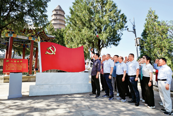 　　走过百年奋斗历程的中国共产党，成功开辟了百年大党自我革命新境界，党在革命性锻造中更加坚强有力，在坚持和发展中国特色社会主义的历史进程中始终成为坚强领导核心。图为2019年10月1日上午，在庆祝中华人民共和国成立70周年大会群众游行中的“从严治党”方阵。 新华社记者 兰红光/摄