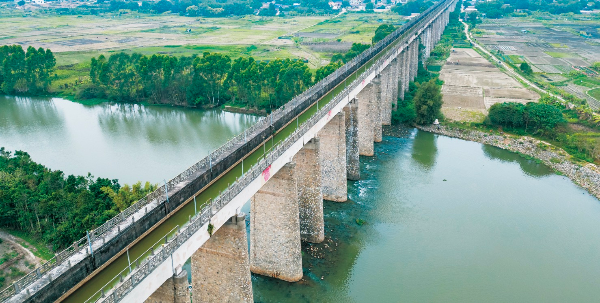 广东湛江，航拍雷州青年运河东海河大渡槽。 视觉中国／供图