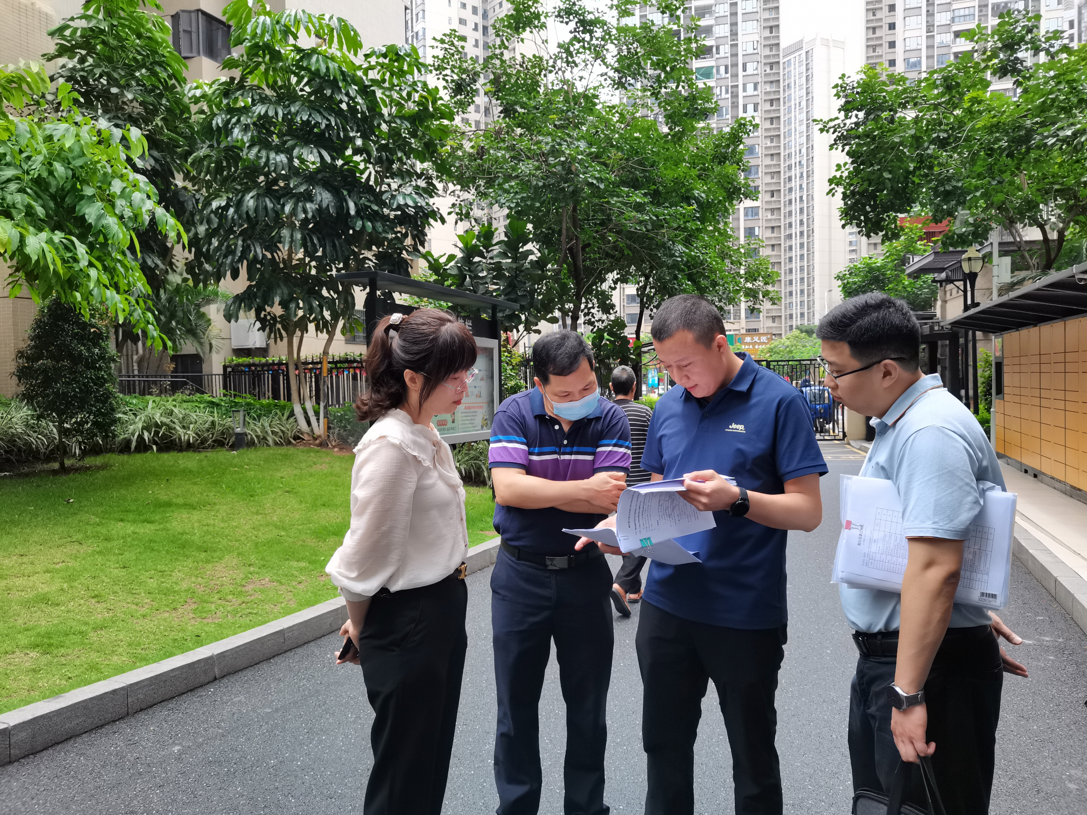 梅县区纪委监委到居民小区走访调研项目建设情况。.jpg